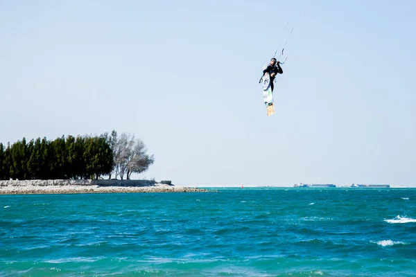 Katar 'da Ulusal Spor Günü münasebetiyle, Doha, Katar-14 Şubat 2016 yapay bir ada olan İnci' nin sularında Kiteboard.