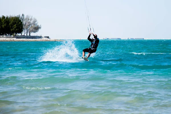 Katar 'da Ulusal Spor Günü münasebetiyle, Doha, Katar-14 Şubat 2016 yapay bir ada olan İnci' nin sularında Kiteboard.