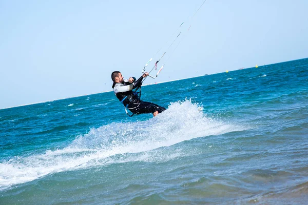 Katar 'da Ulusal Spor Günü münasebetiyle, Doha, Katar-14 Şubat 2016 yapay bir ada olan İnci' nin sularında Kiteboard.