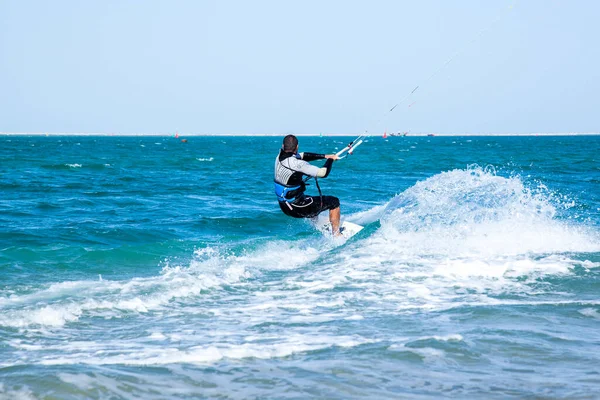 Katar 'da Ulusal Spor Günü münasebetiyle, Doha, Katar-14 Şubat 2016 yapay bir ada olan İnci' nin sularında Kiteboard.