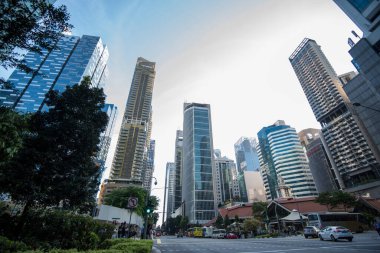 Singapur Şehri, Singapur - 08 Eylül 2019: Singapur şehrinin iş bölgesindeki modern gökdelenlere bakan alçak açılı manzara.