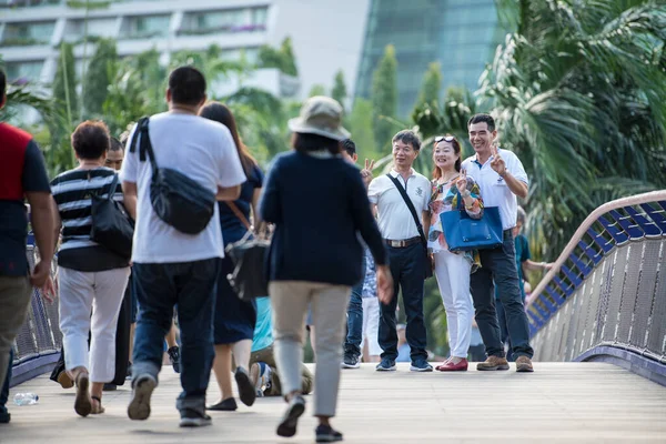 Singapur Şehri Singapur Eylül 2019 Turistler Körfez Kenarındaki Bahçeleri Geziyorlar — Stok fotoğraf