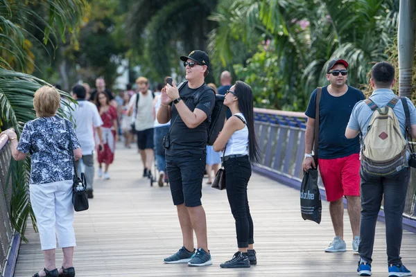 Singapur Şehri Singapur Eylül 2019 Turistler Körfez Kenarındaki Bahçeleri Geziyorlar — Stok fotoğraf