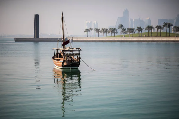 Doha Qatar Avril 2022 Bateau Boutre Traditionnel Avec Horizon Futuriste — Photo