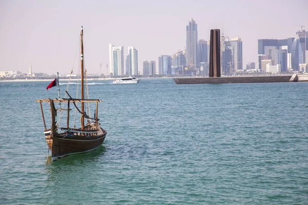 Doha Qatar Aprile 2022 Barche Dhow Tradizionali Con Skyline Futuristico — Foto Stock