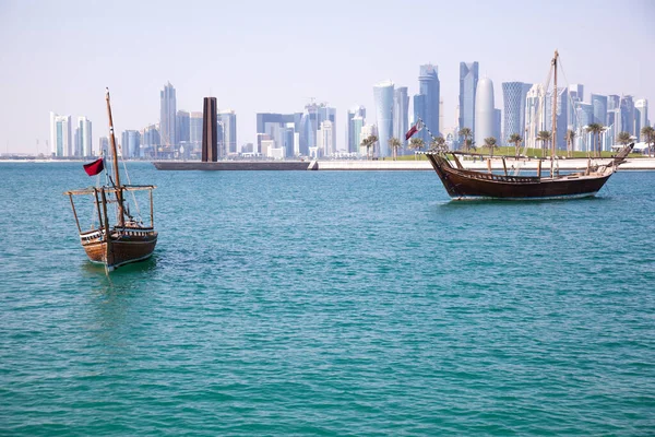 Doha Qatar April 2022 Традиційні Дахові Човни Футуристичним Горизонтом Дохи — стокове фото