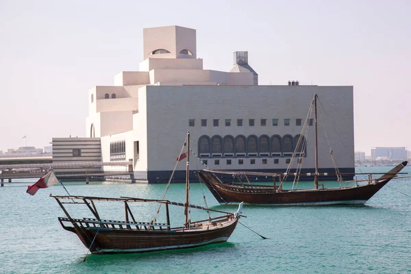 Doha, Katar - 24 Nisan 2022: Arka planda Doha 'nın fütüristik silueti olan geleneksel dhow gemileri.