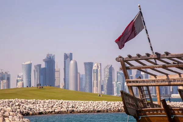 Doha Qatar April 2022 Traditional Dhow Boats Futuristic Skyline Doha — стоковое фото