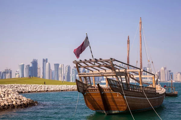 ドーハ カタール 2022年4月24日 背景にドーハの未来的なスカイラインを持つ伝統的なダウ船 — ストック写真