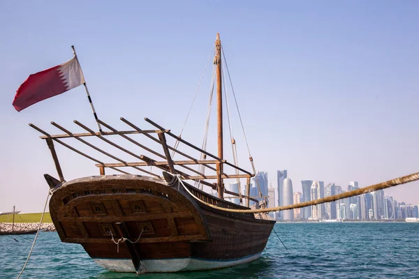 Doha Qatar Aprile 2022 Barche Dhow Tradizionali Con Skyline Futuristico — Foto Stock