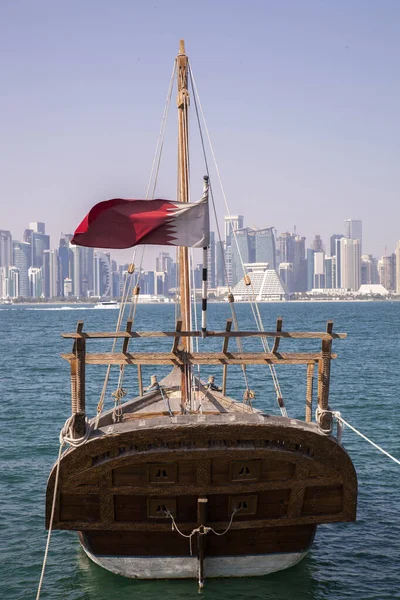 Doha, Katar - 24 Nisan 2022: Arka planda Doha 'nın fütüristik silueti olan geleneksel dhow gemileri.