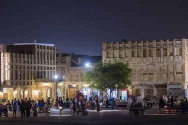 Doha, Katar-15 Şubat 2020: Souk Waqif pazarındaki mağazalar ve pazar satıcılarının gece görüşleri.