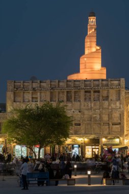 Doha, Katar-15 Şubat 2020: Souk Waqif pazarındaki mağazalar ve pazar satıcılarının gece görüşleri.