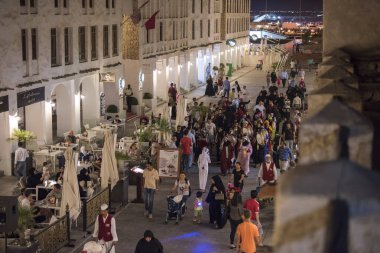 Doha, Katar-15 Şubat 2020: Souk Waqif pazarındaki mağazalar ve pazar satıcılarının gece görüşleri.