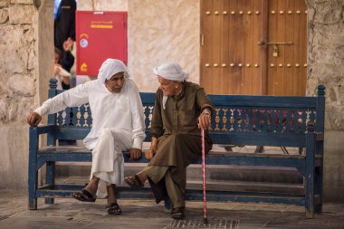 Doha, Katar-15 Şubat 2020: Souk Waqif pazarındaki mağazalar ve pazar satıcılarının gece görüşleri.