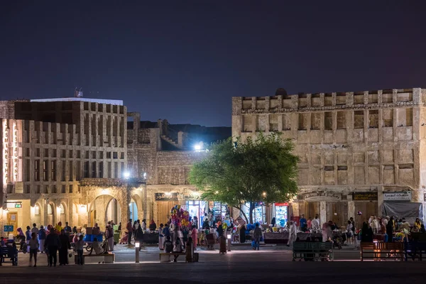 Doha, Katar-15 Şubat 2020: Souk Waqif pazarındaki mağazalar ve pazar satıcılarının gece görüşleri.