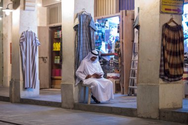 Doha, Katar-15 Şubat 2020: Souk Waqif pazarındaki mağazalar ve pazar satıcılarının gece görüşleri.
