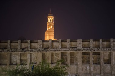 Doha, Katar, 22 Nisan 2022: Souq Waqif Pazarı 'nın geleneksel Arap mimarisinin gece görüşleri.