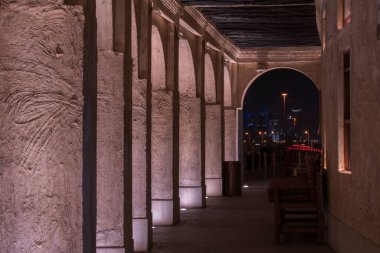 Doha, Katar, 22 Nisan 2022: Souq Waqif Pazarı 'nın geleneksel Arap mimarisinin gece görüşleri.