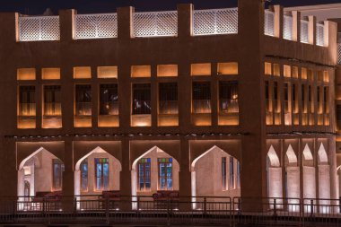 Doha, Katar, 22 Nisan 2022: Souq Waqif Pazarı 'nın geleneksel Arap mimarisinin gece görüşleri.