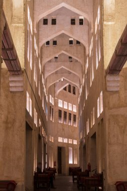 Doha, Katar, 22 Nisan 2022: Souq Waqif Pazarı 'nın geleneksel Arap mimarisinin gece görüşleri.