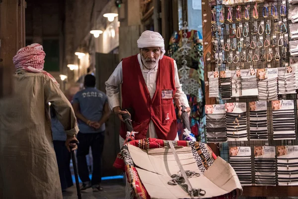 Doha, Katar-15 Şubat 2020: Souk Waqif pazarındaki mağazalar ve pazar satıcılarının gece görüşleri.