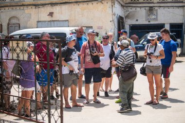 Zanzibar Şehri, Zanzibar - 02 Ocak 2019: Taştan Zanzibar Şehri 'ni gezen turistler. 