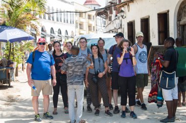 Zanzibar Şehri, Tanzania - Ocak 02: 2019: Taştan Zanzibar Şehri turistleri. 
