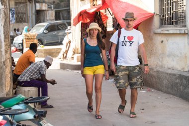 Zanzibar Şehri, Tanzania - Ocak 02: 2019: Taştan Zanzibar Şehri turistleri. 
