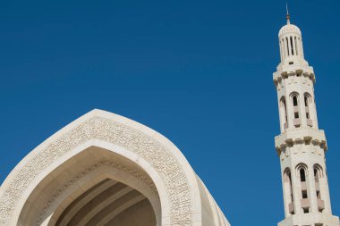Muscat, Umman - 24 Nisan 2022: Muscat 'taki Sultan Qaboos Büyük Camii Mimarisi.