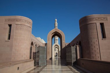 Muscat, Umman - 24 Nisan 2022: Muscat 'taki Sultan Qaboos Büyük Camii Mimarisi.