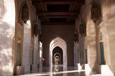 Muscat, Umman - 24 Nisan 2022: Muscat 'taki Sultan Qaboos Büyük Camii Mimarisi.