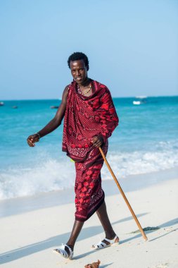 Zanzibar, Tanzanya - 22 Ocak 2019: Zanzibar adasının kumsalında geleneksel kıyafetler giyen Masai savaşçıları.