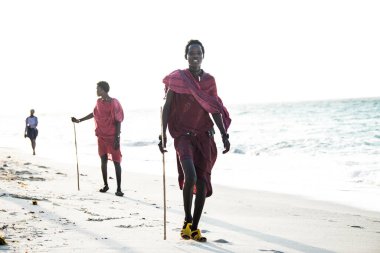 Zanzibar, Tanzanya - 22 Ocak 2019: Zanzibar adasının kumsalında geleneksel kıyafetler giyen Masai savaşçıları.