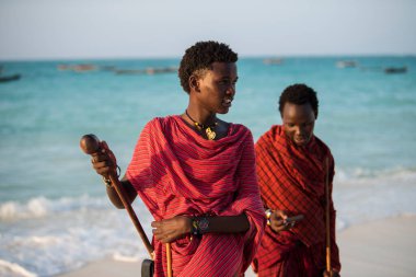 Zanzibar, Tanzanya - 22 Ocak 2019: Zanzibar adasının kumsalında geleneksel kıyafetler giyen Masai savaşçıları.