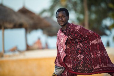 Zanzibar, Tanzanya - 22 Ocak 2019: Zanzibar adasının kumsalında geleneksel kıyafetler giyen Masai savaşçıları.