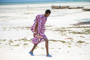 Zanzibar, Tanzanya - 22 Ocak 2019: Zanzibar adasının kumsalında geleneksel kıyafetler giyen Masai savaşçıları.