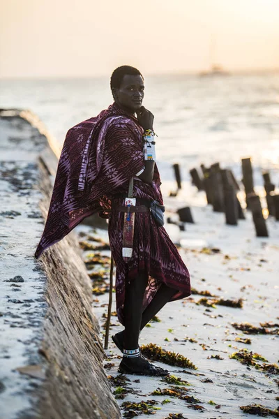 Zanzibar, Tanzanya - 22 Ocak 2019: Zanzibar adasının kumsalında geleneksel kıyafetler giyen Masai savaşçıları.