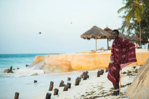 Zanzibar, Tanzanya - 22 Ocak 2019: Zanzibar adasının kumsalında geleneksel kıyafetler giyen Masai savaşçıları.