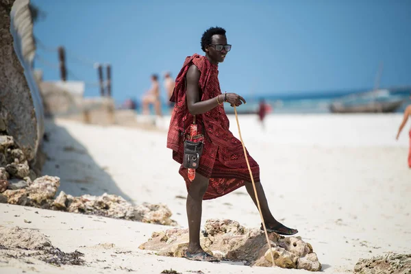 Zanzibar, Tanzanya - 22 Ocak 2019: Zanzibar adasının kumsalında geleneksel kıyafetler giyen Masai savaşçıları.