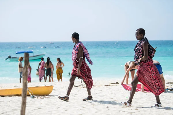 Zanzibar, Tanzanya - 22 Ocak 2019: Zanzibar adasının kumsalında geleneksel kıyafetler giyen Masai savaşçıları.