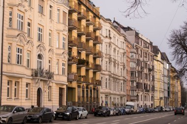 Münih, Almanya - 20 Aralık 2021: Kış günü Münih şehir merkezi sokak manzarası.