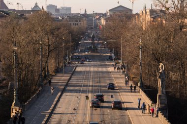 Münih, Almanya - 20 Aralık 2021: Kış günü Münih şehir merkezi sokak manzarası.