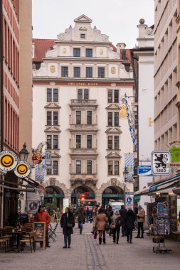 Münih, Almanya - 20 Aralık 2021: Kış günü Münih şehir merkezi sokak manzarası.