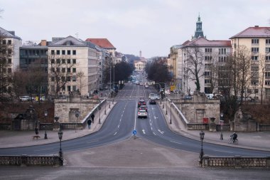 Münih, Almanya - 20 Aralık 2021: Kış günü Münih şehir merkezi sokak manzarası.