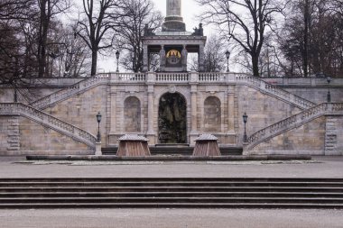 Almanya, Münih - 20 Aralık 2021: Münih 'teki Maximilian Park' taki Barış Meleği Anıtı (Friendsengel).