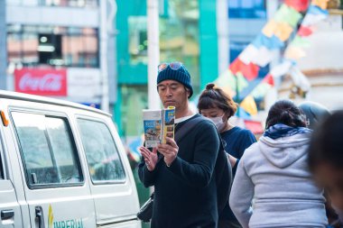 Katmandu, Nepal - 20 Nisan 2019: Turistler Nepal 'in başkenti Katmandu' nun sokaklarını keşfediyorlar.