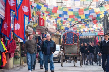 Katmandu, Nepal - 20 Nisan 2019: Turistler Nepal 'in başkenti Katmandu' nun sokaklarını keşfediyorlar.