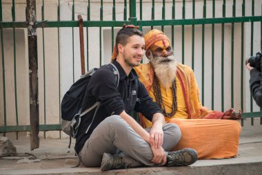 Katmandu, Nepal - 20 Nisan 2019: Turistler Nepal 'in başkenti Katmandu' nun sokaklarını keşfediyorlar.