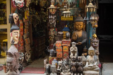 Kathmandu, Nepal, 20 Nisan 2022: Nepal, Katmandu caddesindeki dükkanda her türlü hediyelik eşya satılıyor.
